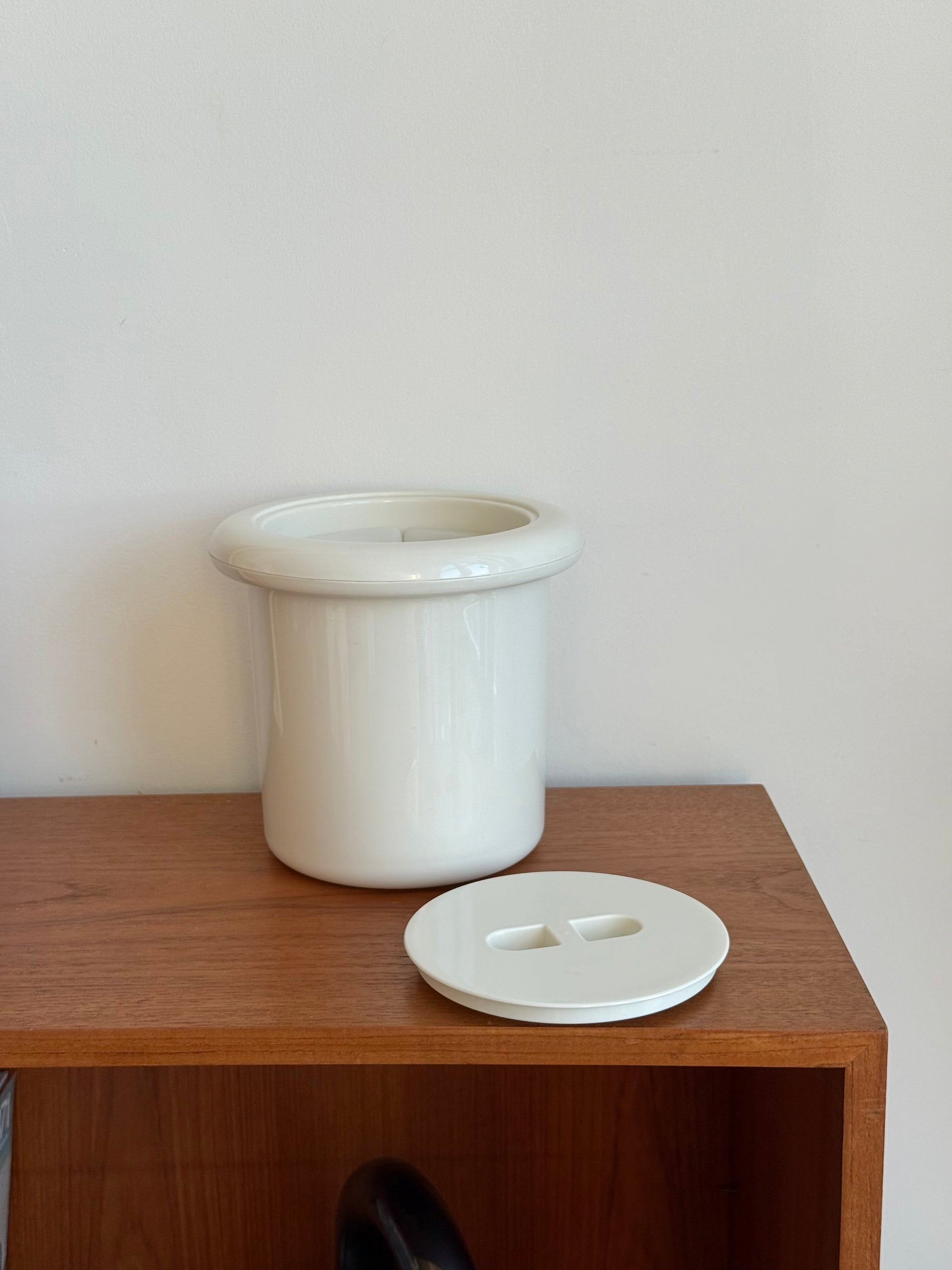 Ice Bucket with Cooling Inserts